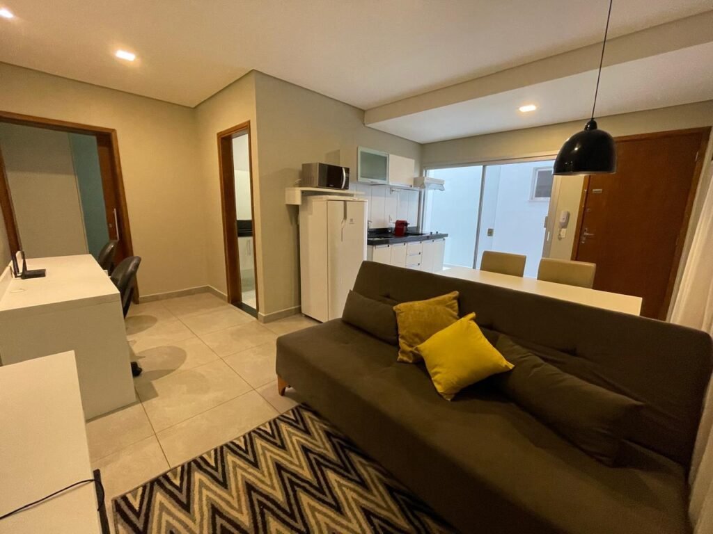 Sala e cozinha de um apartamento mobiliado do Flat Jardins II